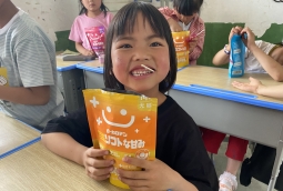 今年，我們將甜蜜送達大山深處的孩子們
